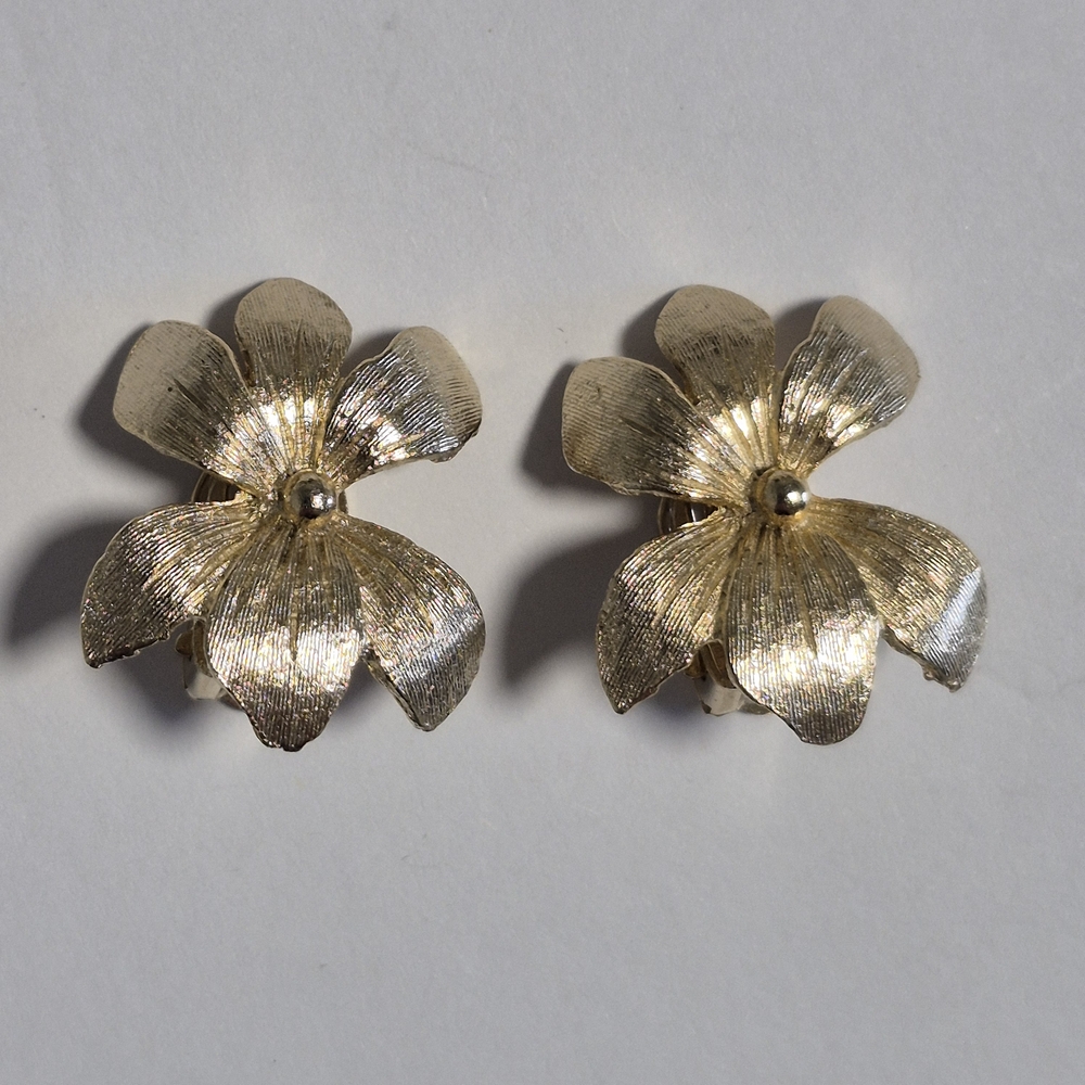 Elegant Gold-tone with Bead Flower Clip-on Earrings